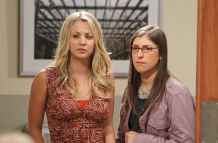 Mayim Bialik (derecha) como Amy Farrah Fowler en The Big Bang Theory, junto a Kaley Cuoco, Penny en la serie.  Mayim Bialik (derecha) interpretó a la doctora Amy Farrah Fowler en The Big Bang Theory. En la foto, junto a Kaley Cuoco, Penny en la serie.