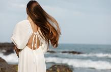 retrato-de-mujer-cubierta-ella-cara-con-pelo-en-la-playa