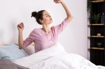 mujer-fitness-despertandose-por-la-manana