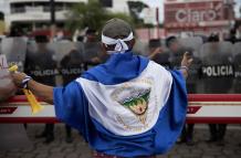 Joven con una bandera de Nicaragua