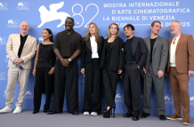 Tracy Letts, Greta Lee, Idris Elba, la director Kathryn Bigelow, Rebecca Ferguson, Anthony Ramos, Gabriel Basso y Jared Harris posan durante la presentación de A house of dynamite en la edición 82 del Festival de Cine de Venecia. EFE/EPA/RICCARDO ANTIMIAN