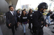 Hijas de Fernando Villavicencio saliendo de la audiencia.
