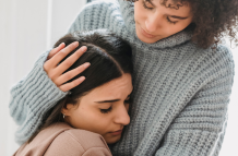 Señales de depresión en un familiar y cómo ayudarle: Pautas de expertas en salud mental