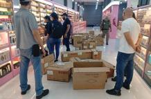 Personal del SRI decomisa mercadería irregular.