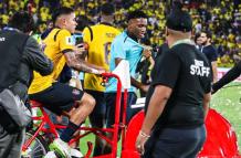 Kendry Páez y el triciclo de los helado en el festejo en el estadio Monumental.