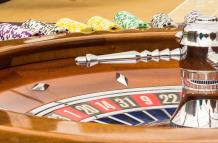 Daniel Noboa insiste en que la Corte Constitucional califique la pregunta sobre el retorno de los casinos a Ecuador.