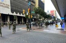 La calle 9 de octubre amaneció militarizada por la marcha convocada por el presidente Daniel Noboa.