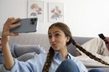 Niña con celular