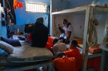 Fotografía que muestra a reclusos de la Penitenciaría del Litoral este domingo, en Guayaquil