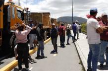 Cierre. Más de 10 volquetas bloquearon la avenida Simón Bolívar, a la altura del intercambiador con la av. Panamericana Norte.