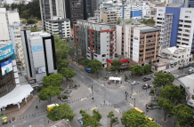 Una panorámica de una zona de La Mariscal, por donde caminan abogados, oficinistas y comerciantes, así como ciudadanos en busca de servicios.