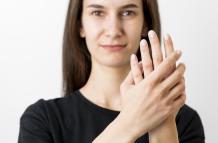 retrato-de-mujer-ensenando-lenguaje-de-senas