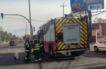 El choque entre un auto y una moto dejó varios herido en la av. Galo Plaza Lasso, en el norte de Quito.
