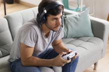 hombre-jugando-con-controlador-de-tiro-medio
