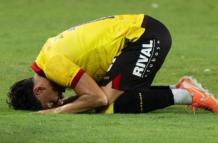 Joao Rojas de rodillas dando gracias a Dios por el regreso al fútbol.