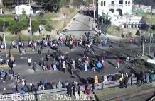 Los manifestantes bloquearon el paso en un tramo de la v. Panamericana Norte, que conecta a Imbabura con Pichincha, en el norte de Ecuador.