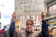 Mónica Palacios participó de la marcha multitudinaria, desarrollada en Cuenca, en contra del proyecto minero Loma Larga.