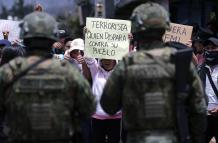 Personas se manifiestan a las afueras del Coliseo de Otavalo este 24 de septiembre de 2025, durante un evento presidencial, en Otavalo (Ecuador).