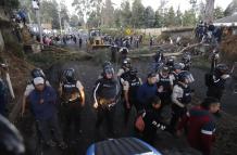 Policía Nacional corta troncos para despejar rutas hacia el norte del país