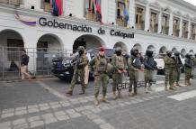 Policía y militares mantienen resguardo permanente en la Gobernación de Cotopaxi, sede temporal del Ejecutivo en Latacunga.