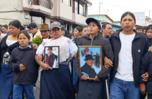 María Lucila Guitarra (centro), esposa de Efraín Fuerez, quien murió acribillado por fuerzas militares, según la Conaie.