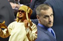 Bad Bunny y Corey Lewandowski, asesor jefe del Departamento de Seguridad Nacional.