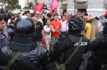 Manifestantes reclamaron por el aumento del precio del diésel y del IVA.