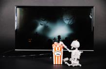 esqueleto-pequeno-con-palomitas-de-maiz-y-tv