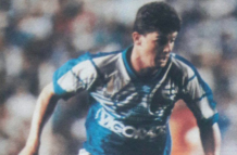 Edú Manga durante su etapa en Emelec en 1994, vistiendo la camiseta azul eléctrica.