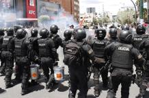 La Policía lanzó gas lacrimógeno para obligar a que los manifestantes se dispersen, tras una protesta cerca de la Fiscalía, en el norte de Quito.