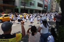 Desfile estudiantil en el centro de Guayaquil por las fiestas octubrinas