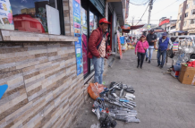 Jenner Rogel Córdova vende antenas y controles remotos para TV, en la Lizardo Ruiz, en Cotocollao, norte de Quito. Desistió de las diálisis, debe trabajar para sobrevivir.
