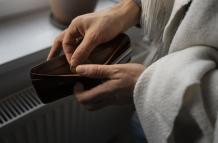 hombre-ahorrando-dinero-durante-la-crisis-energetica