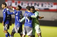El abrazo eterno con  Pedro Ortiz en el festejo de Emelec en Copa Ecuador.