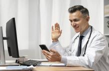 doctor-ofreciendo-teleconsulta-medica