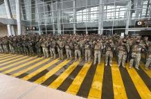 Militares de las Fuerzas Especiales embarcan desde el aeropuerto de Latacunga hacia Quito