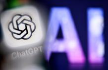 Una foto muestra las letras AI en la pantalla de una computadora, junto al logotipo de  ChatGPT.