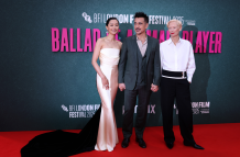 Fala Chen, Colin Farrell y Tilda Swinton en la Gala Principal de Ballad of a Small Player,  Festival de Cine de Londres