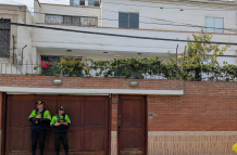Integrantes de la Policía de Perú custodian la casa de la destituida presidenta de Perú Dina Boluarte este 10 de octubre de 2025, en Lima (Perú).