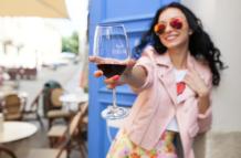 atractiva-mujer-joven-bebiendo-vino-en-las-vacaciones-de-verano-sentado-en-el-cafe-de-la-calle-de-la-ciudad-en-traje-fresco