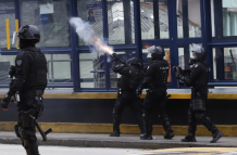 La Policía Nacional lanzó bombas lacrimógenas a manifestantes en la Villa Flora, para evitar que avancen a otros puntos de Quito.