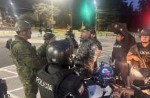 El ministro del Interior, John Reimberg, estuvo la noche del 12 de octubre en el sector del parque La Carolina, en el  norte de Quito, luego de la jornada de protestas por el paro nacional de la Conaie.