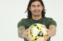 El exdelantero argentino mantiene viva su pasión por el fútbol, ahora desde su nueva faceta como entrenador.
