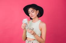mujer-elegante-con-sombrero-en-la-pared-roja-rosa