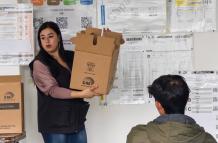Ciudadanos capacitándose como miembros de mesa para la consulta popular Ecuador 2025.