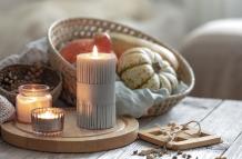 acogedora-composicion-otonal-con-velas-encendidas-y-calabazas-sobre-un-fondo-borroso
