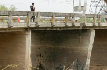 En el puente del río Churute, en Naranjal, se detonaron explosivos.