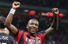 Pervis Estupiñán celebrando un gol con el A.C. Milan.