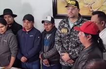 El ministro del Interior, John Reimberg, aparece junto a dirigentes indígenas de Imbabura anunciando un acuerdo de paz. Momento después de las declaraciones, se desataron más manifestaciones en Otavalo, en rechazo a ese convenio.