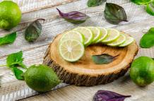 los-limones-con-albahaca-se-van-en-la-tabla-de-madera-y-de-corte-opinion-de-alto-angulo